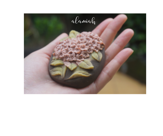 The handmade soap shaped like a hydrangea with the colors of plants in the palm of the hand.